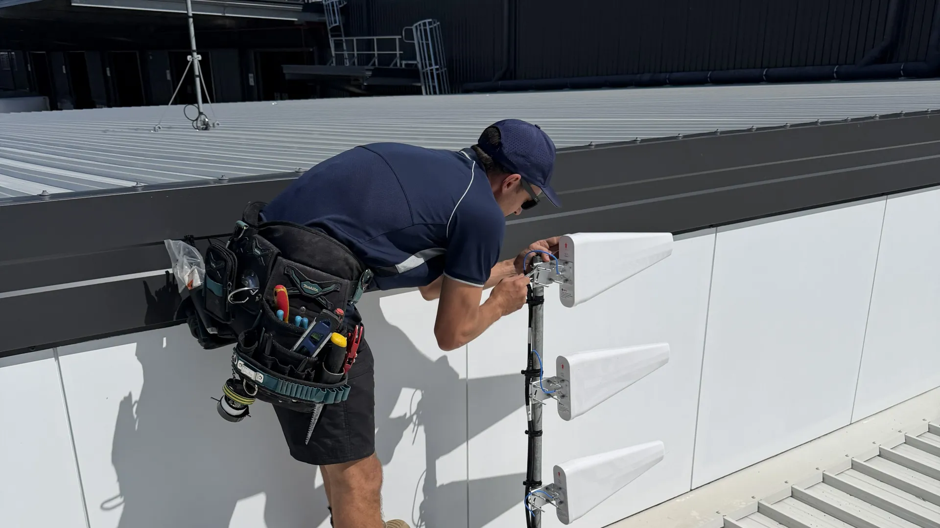 Installing multiple 5G antennas on roof of a building for IBC/DAS
