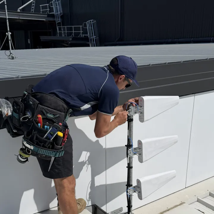 Installing multiple 5G antennas on roof of a building for IBC/DAS